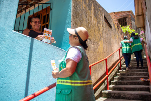 Moradora fica feliz com atividade realizada. Foto: Secom Maceió