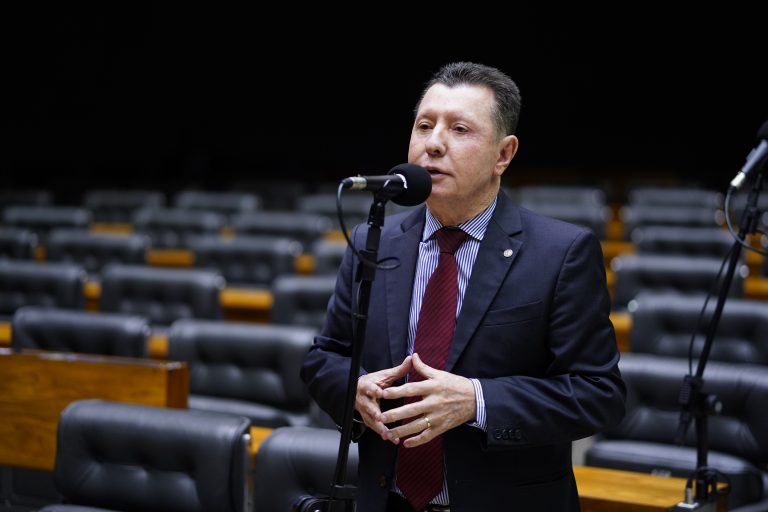 Deputado José Nelto fala ao microfone