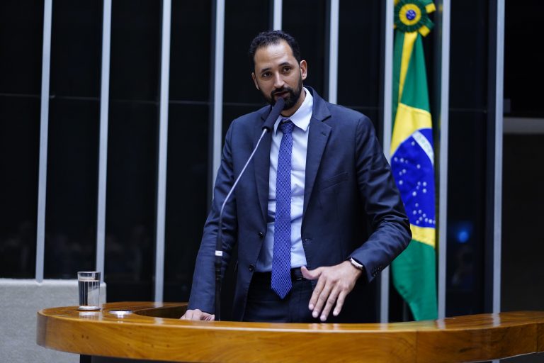 Deputado Mauricio do Vôlei fala ao microfone