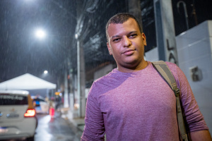Manoel Ramos, estudante de 23 anos e morador do bairro comemorou novos equipamentos de iluminação. Foto: Itawi Albuquerque
