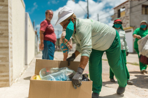 Coleta Seletiva porta a porta beneficia mais de 160 famílias. Foto: Ascom ALURB