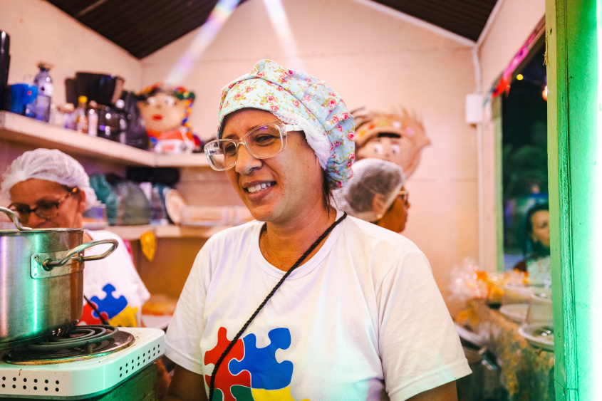 Eliene disse que esse projeto não só melhora a renda, mas a autoestima das mulheres também. Foto: Jonathan Lins/Secom Maceió