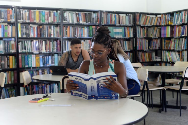 Educação - cotas - negros estudantes alunos livros universidades faculdades