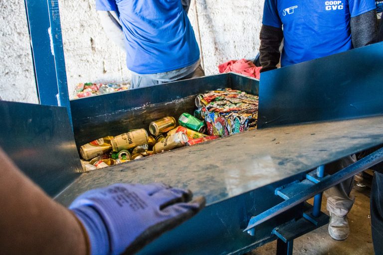 Meio Ambiente - lixo e reciclagem - latinhas alumínio (Cooperativa de Reciclagem da Vila Castilhos, Pelotas-RS)