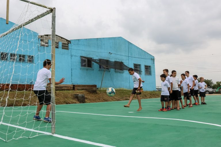 Esporte - geral - futebol crianças alunos educação física quadra escolar atividades físicas (Escola Municipal de Ensino Fundamental Bruno Chaves/Pelotas-RS)