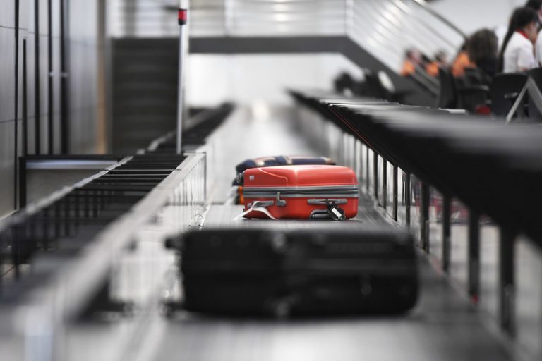 Malas numa esteira de aeroporto