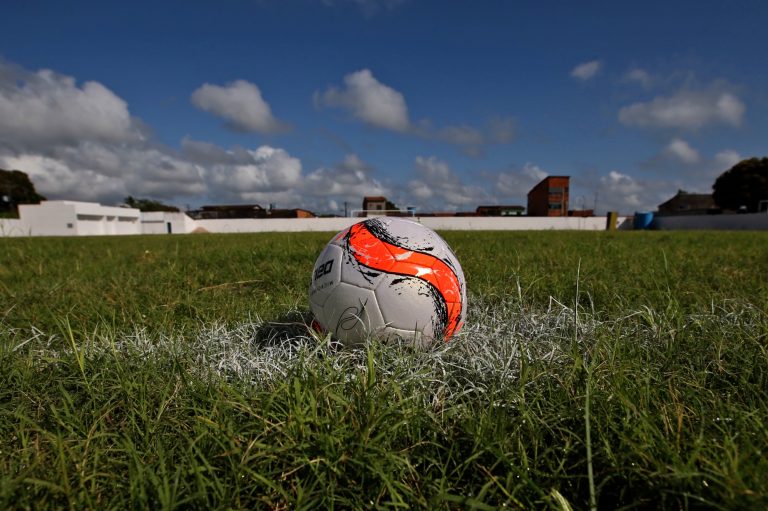 Uma bola num gramado de futebol