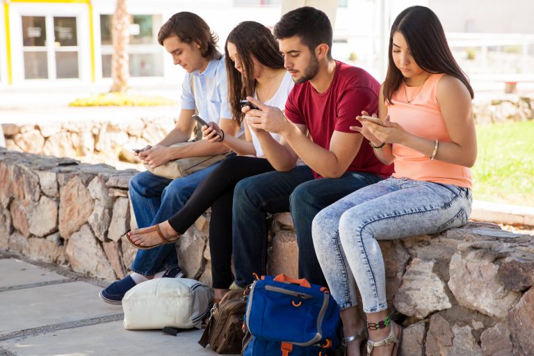 Tecnologia - celular - aparelhos celulares - pessoas usam telefone celular - telecomunicação - telefonia