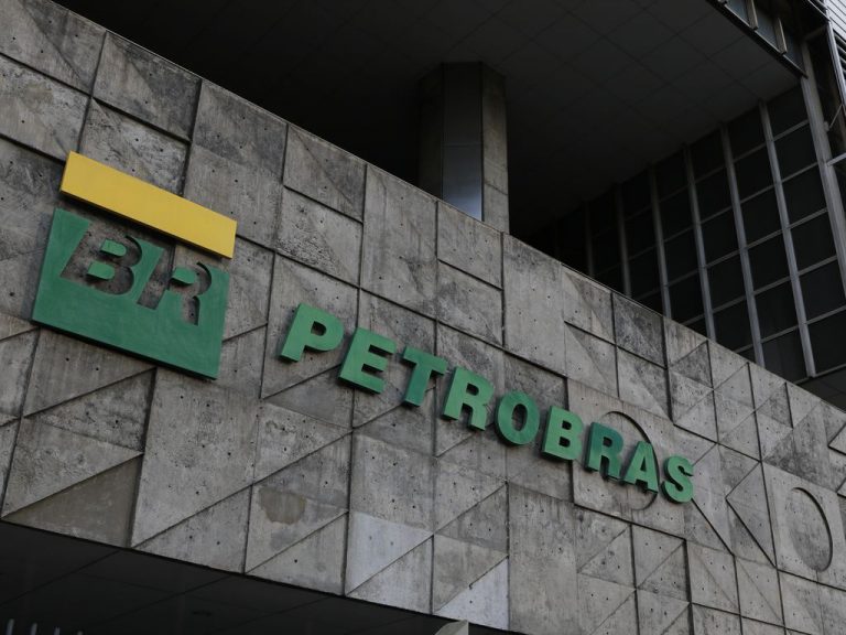 Fachada de prédio com letreiro verde onde se lê: Petrobras