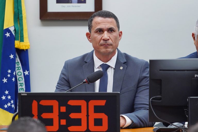 Deputado Coronel Assis (União-MT) em comissão da Câmara dos Deputados