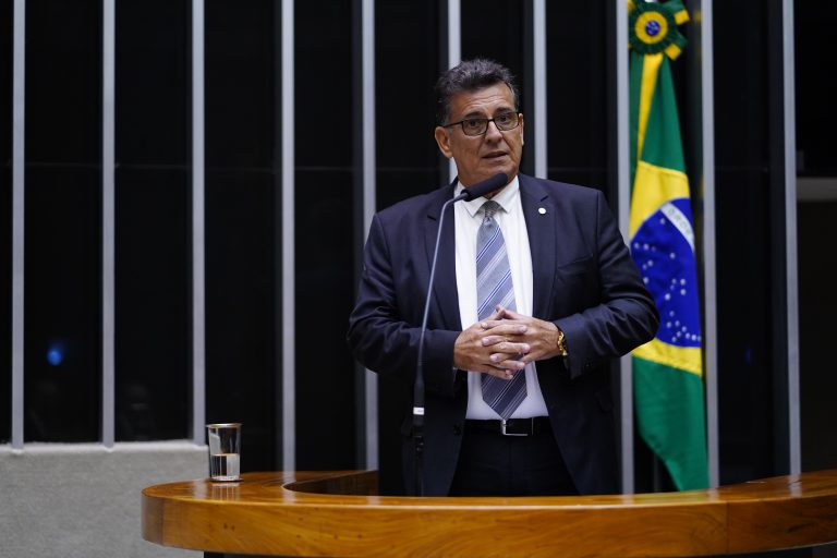 Deputado Coronel Meira fala ao microfone