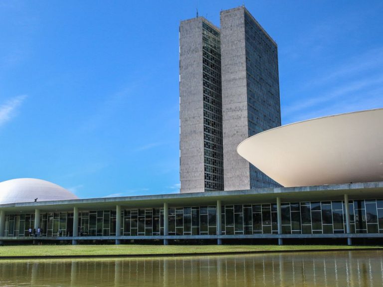 Prédio da Câmara dos Deputados num dia claro