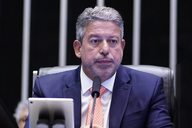 Arthur Lira preside a sessão do Plenário