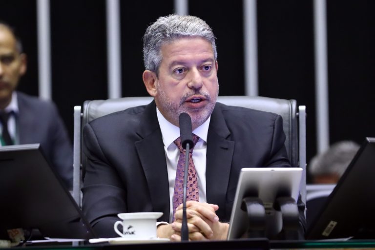 Deputado Arthur Lira fala ao microfone