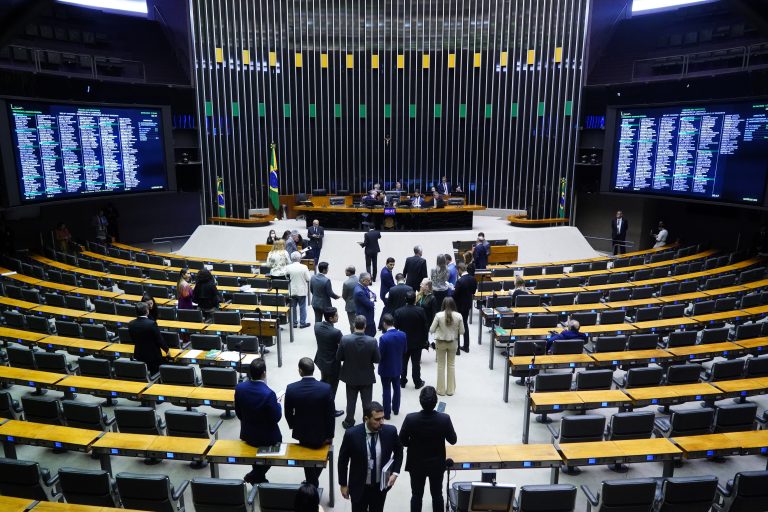 Deputados em pé no Plenário da Câmara estão conversando
