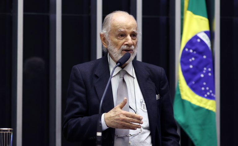 Homenagem aos (às) pioneiros (as) da Construção de Brasília e Lançamento do livro “Vizinhos do Poder – História e Memória da Vila Planalto”. Professor Emérito da Universidade de Brasília, José Carlos Coutinho.