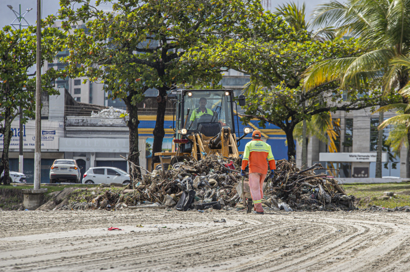 Foram retiradas 122 toneladas de lixo da Foz do Riacho Salgadinho. Foto: Célio Júnior/Secom Maceió