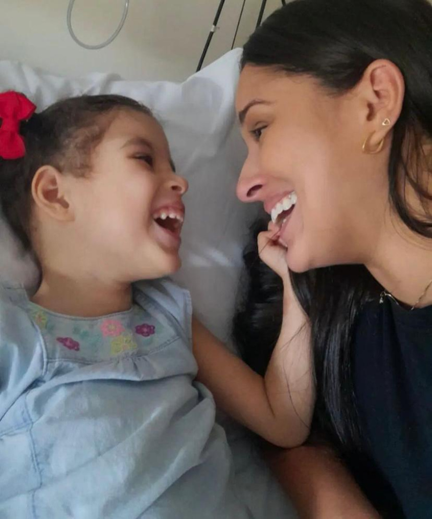 Larissa Farias fala com orgulho da evolução da pequena Lorena e elogia acolhimento na escola. Foto: Cortesia