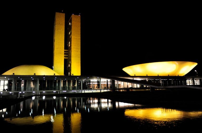 Congresso Nacional iluminado de amarelo pela campanha de luta contra as hepatites virais Intitulada “Julho Amarelo”