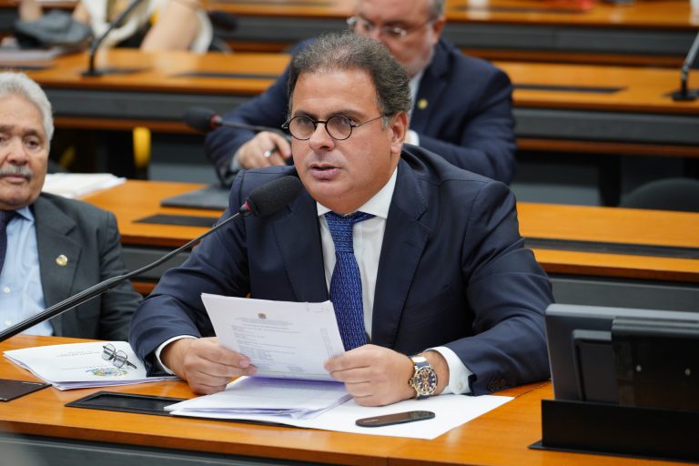 Deputado João Carlos Bacelar discursa em plenário de comissão