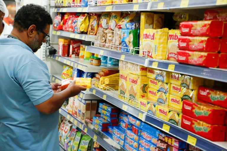 Alimentos - biscoitos industrializados glúten preços validade supermercados comércio abastecimento nutrição alimentação consumidor rótulo valor nutricional