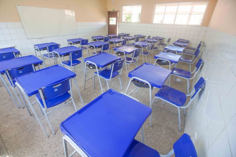 Educação - escola - sala de aula vazia - estudantes - Estado do Pará inaugura escola reconstruída e entrega acesso a internet para estudantes?