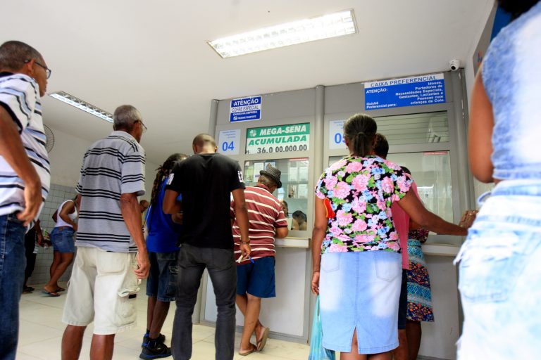 Pessoas estão numa fila em uma casa lotérica