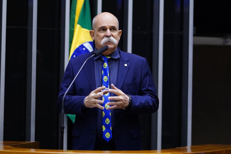 O autor do projeto, deputado Sargento Fahur, discursa na tribuna do Plenário da Câmara dos Deputados