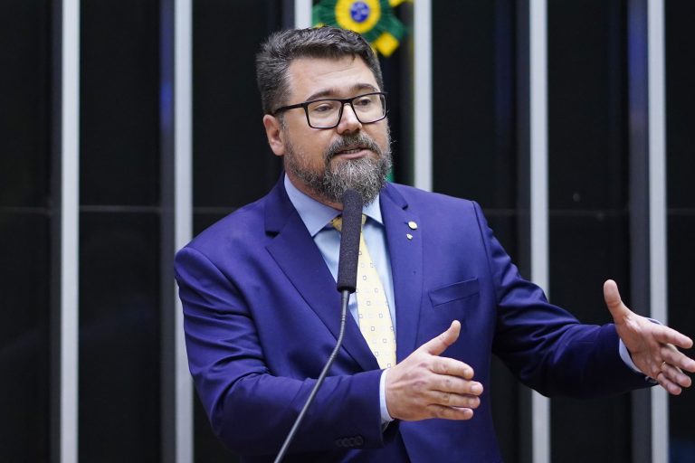 Deputado Marcos Pollon, autor do projeto, discursa em Plenário