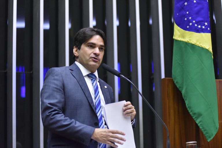O autor da proposta, deputado Murilo Galdino, discursa em Plenário