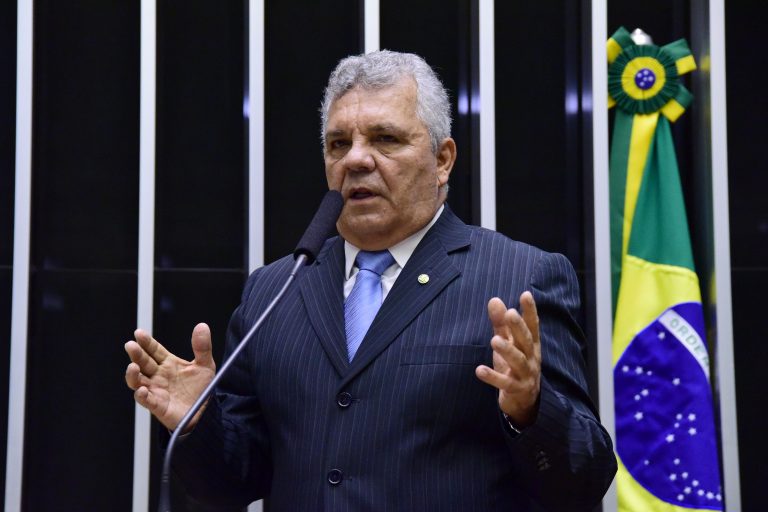 O autor do projeto é o deputado Alberto Fraga. Na foto, ele discursa no Plenário