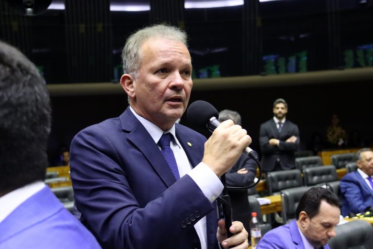 O autor da proposta, deputado André Figueiredo, discursa em Plenário