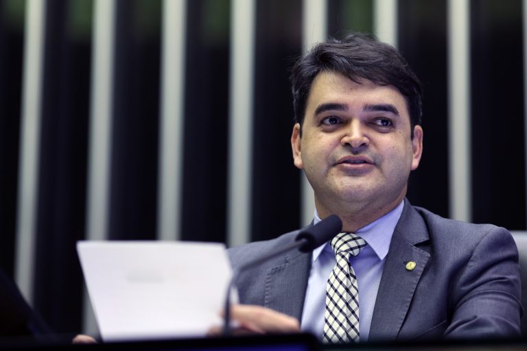Deputado Rubens Pereira Júnior discursa no Plenário