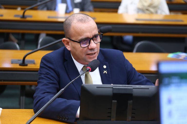 Deputado Sargento Gonçalves fala ao microfone em plenário de comissão