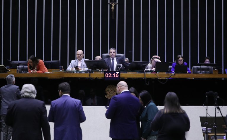 Discussão e votação de propostas.