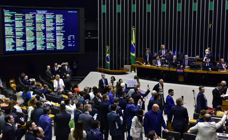 Discussão e votação de propostas.