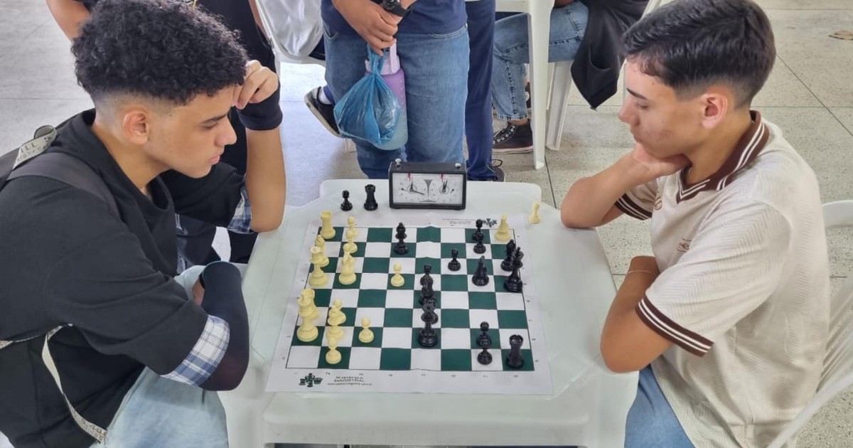 Alunos participam de competição de xadrez em Água Branca