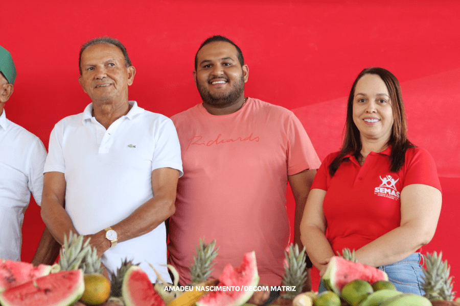 Foto do ex-prefeito Cícero Cavalcante na distribuição de alimentos em Matriz de Camaragibe