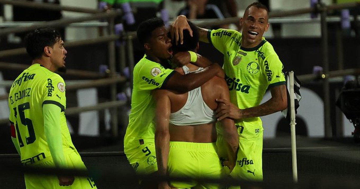 Palmeiras reverte 3 a 0 e vira sobre o Botafogo em jogo histórico