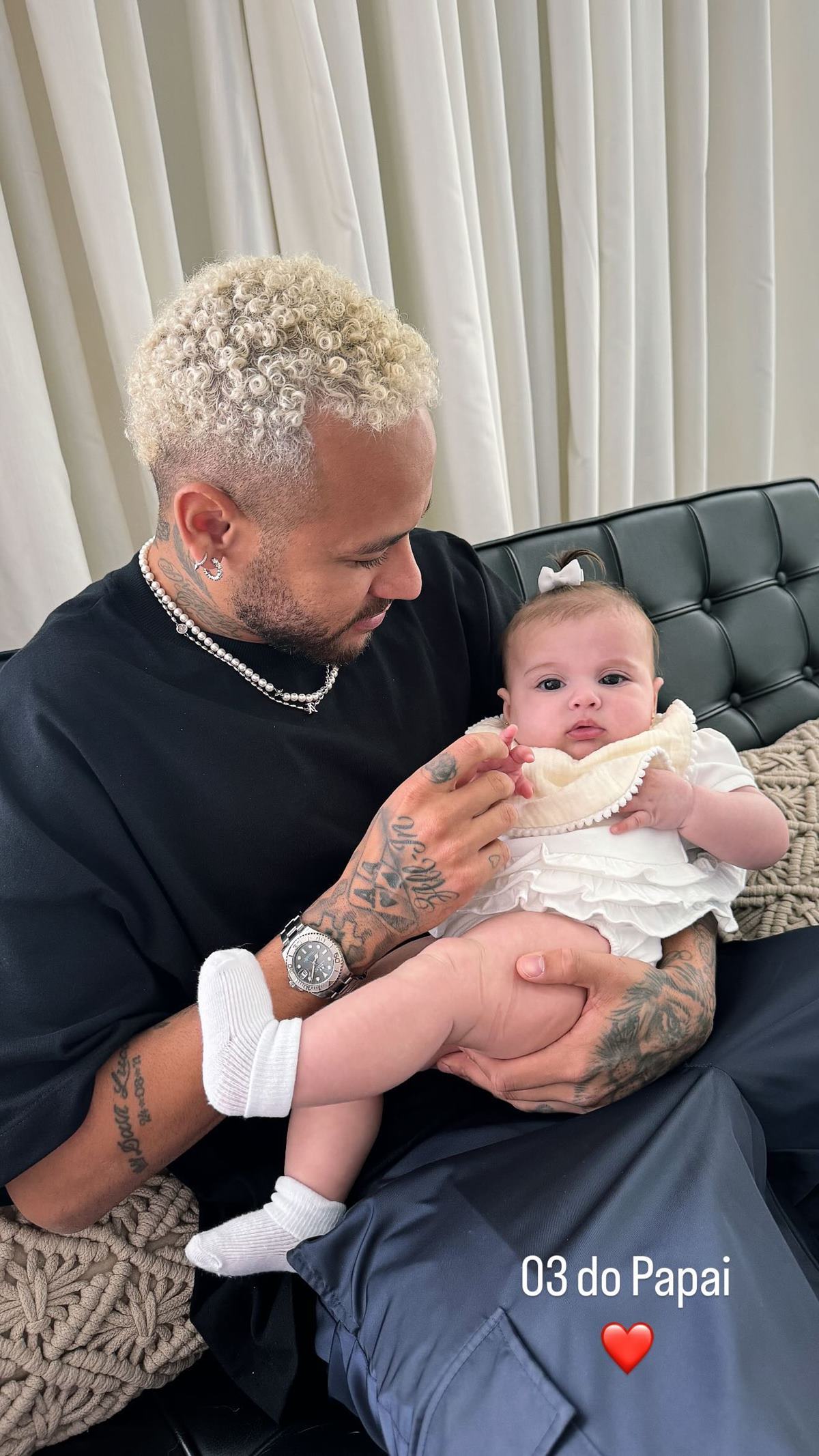 Neymar Jr. quebra o silêncio e posta primeira foto com sua terceira filha,  Helena, nas redes sociais após boatos de proibição.