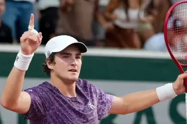 João Fonseca celebra a virada sobre o croata Dino Prizmic em Roland Garros.