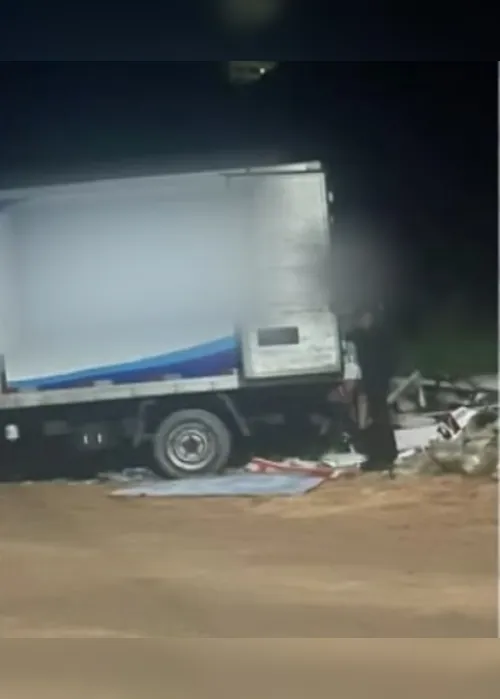 Polícia investiga descarte irregular de resíduos hospitalares em terreno aberto.