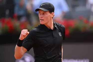 Jannik Sinner comemora vitória sobre Rublev. FITP