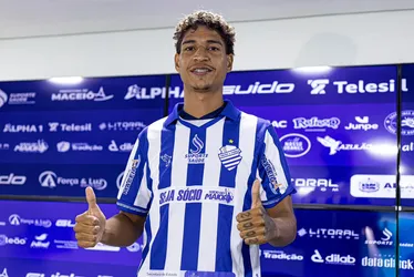 Amorim, zagueiro do CSA.