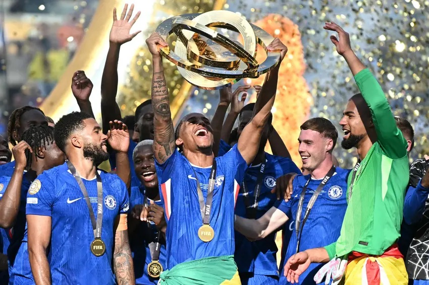 Jogadores do Chelsea recebendo o troféu do Mundial de Clubes