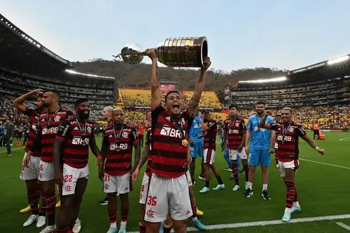 João Gomes com a taça da Libertadores