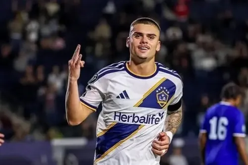 Gabriel Pec comemora hat-trick pelo Los Angeles Galaxy (Foto: Reprodução Instagram)