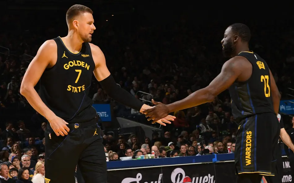 Kristaps Porzingis e Draymond Green, do Golden State Warriors, contra o Boston Celtics na NBA.