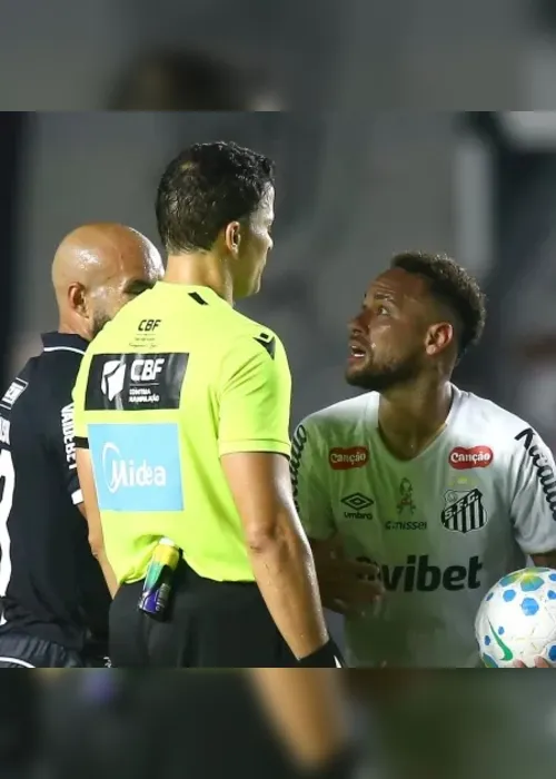 Neymar reclama com árbitro Sávio Pereira Sampaio, árbitro de Goiatuba x ASA.